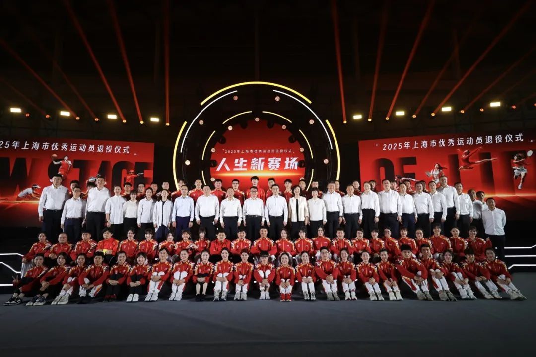 运动员们在竞技场上相互竞技，交流技艺