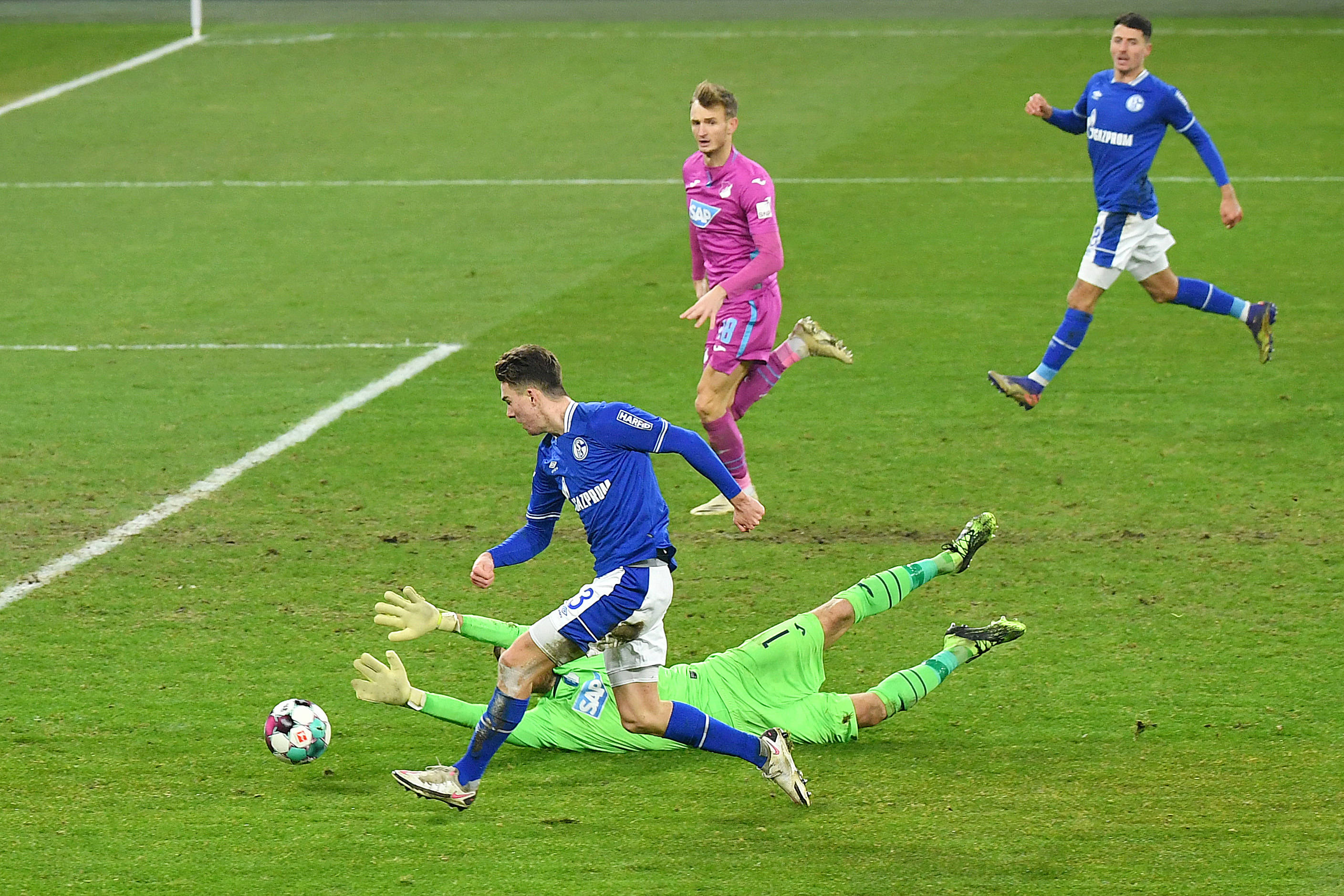 沙尔克球员集体爆发,主场轻松获胜 沙尔克球员集体爆发,主场轻松获胜