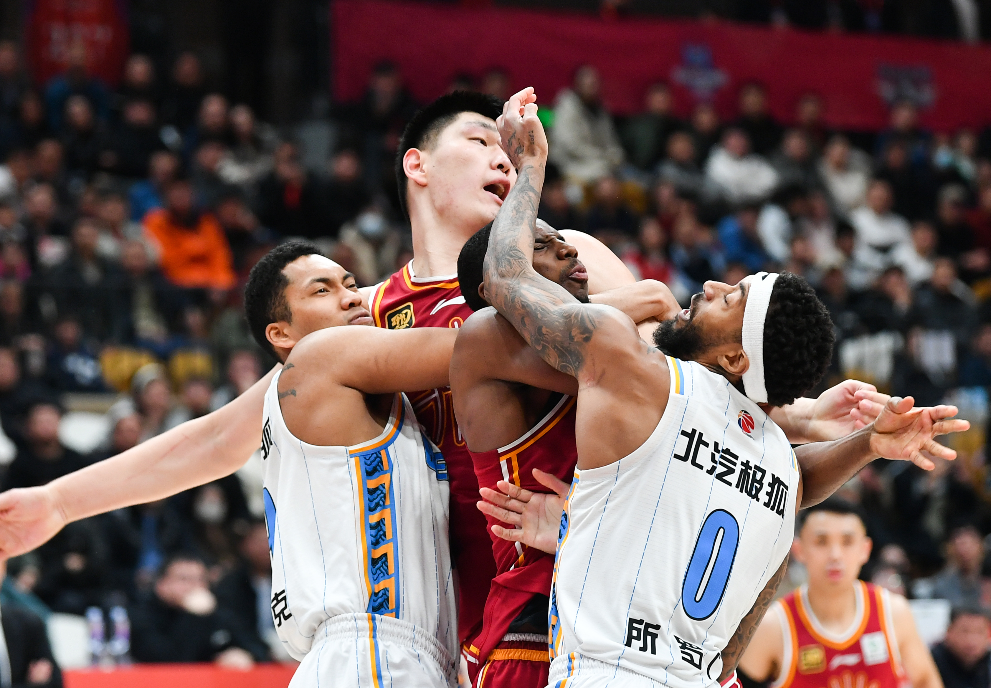 上海男篮遭遇连败,备战关键战役 上海男篮遭遇连败,备战关键战役