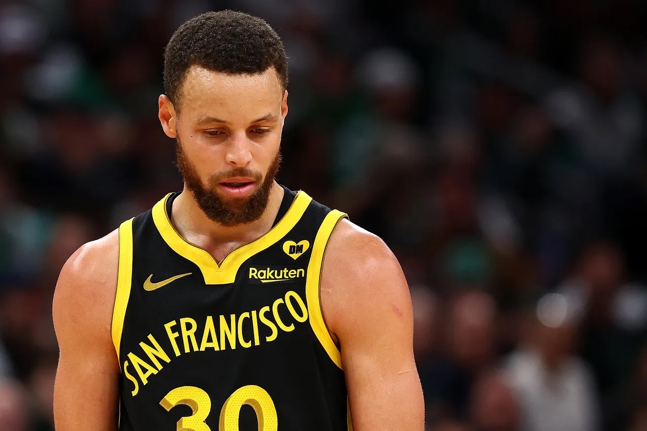 勇士惨败鹈鹕,库里状态低迷 勇士惨败鹈鹕,库里状态低迷