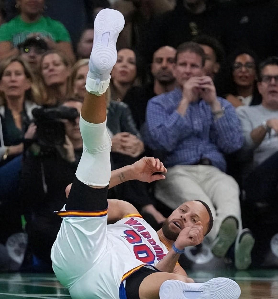 勇士惨败鹈鹕,库里状态低迷 勇士惨败鹈鹕,库里状态低迷