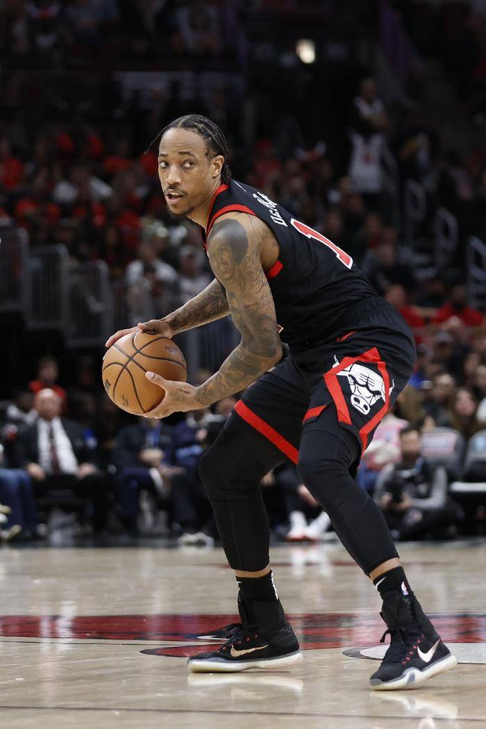 马刺年轻后卫脱颖而出，德罗赞离队乌云笼罩。的简单介绍