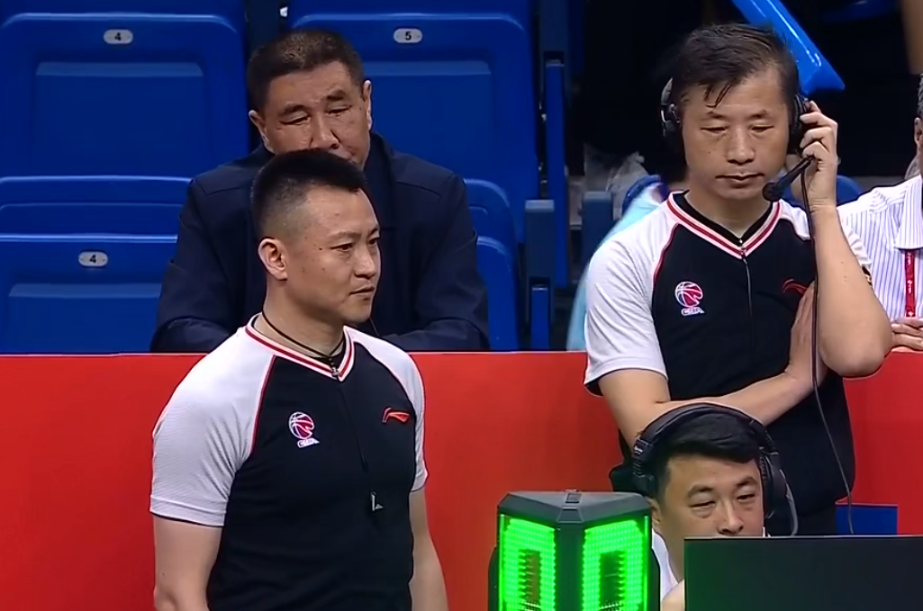 湖人完胜青岛队，胡金秋扛起全队