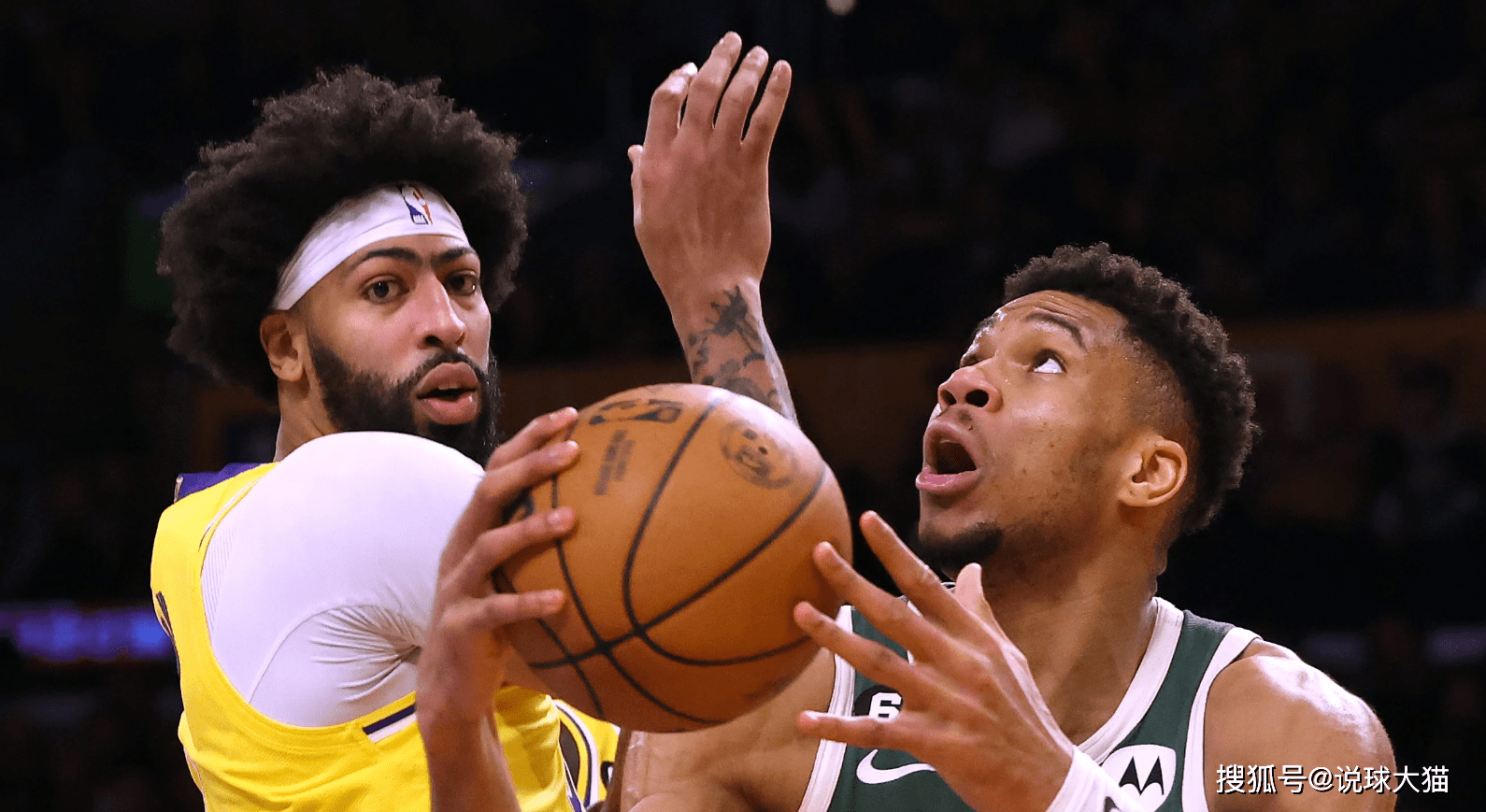 雄鹿绝杀广州队,浓眉哥统治全场 雄鹿绝杀广州队,浓眉哥统治全场