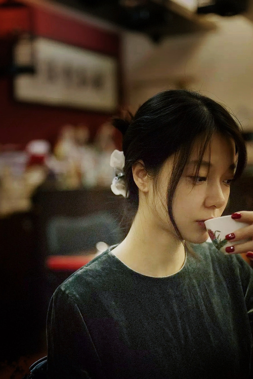 光影决胜时刻，当红牛疾驰撞碎巴黎夜，基耶萨于总决赛的权杖加冕