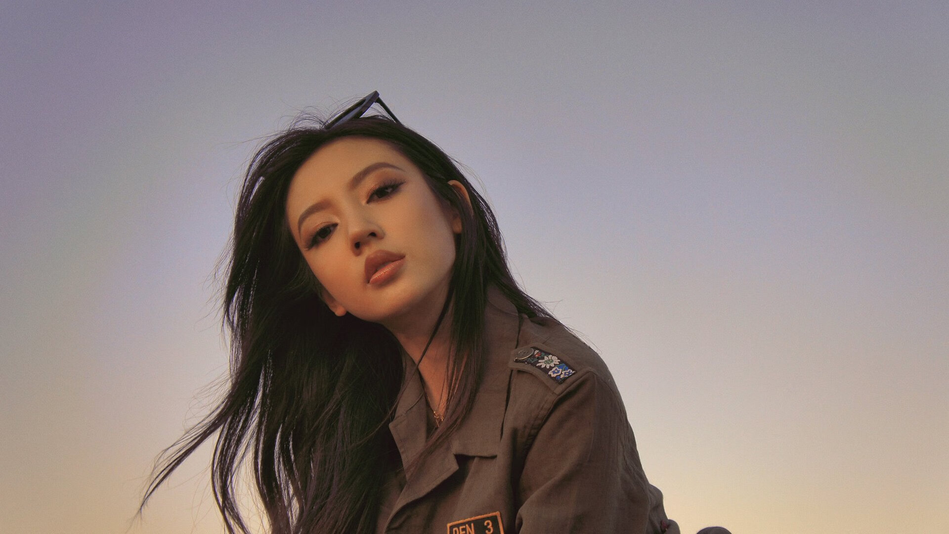 赛道上的嘶吼与绿茵场的狂欢，两场焦点战中的速度与激情