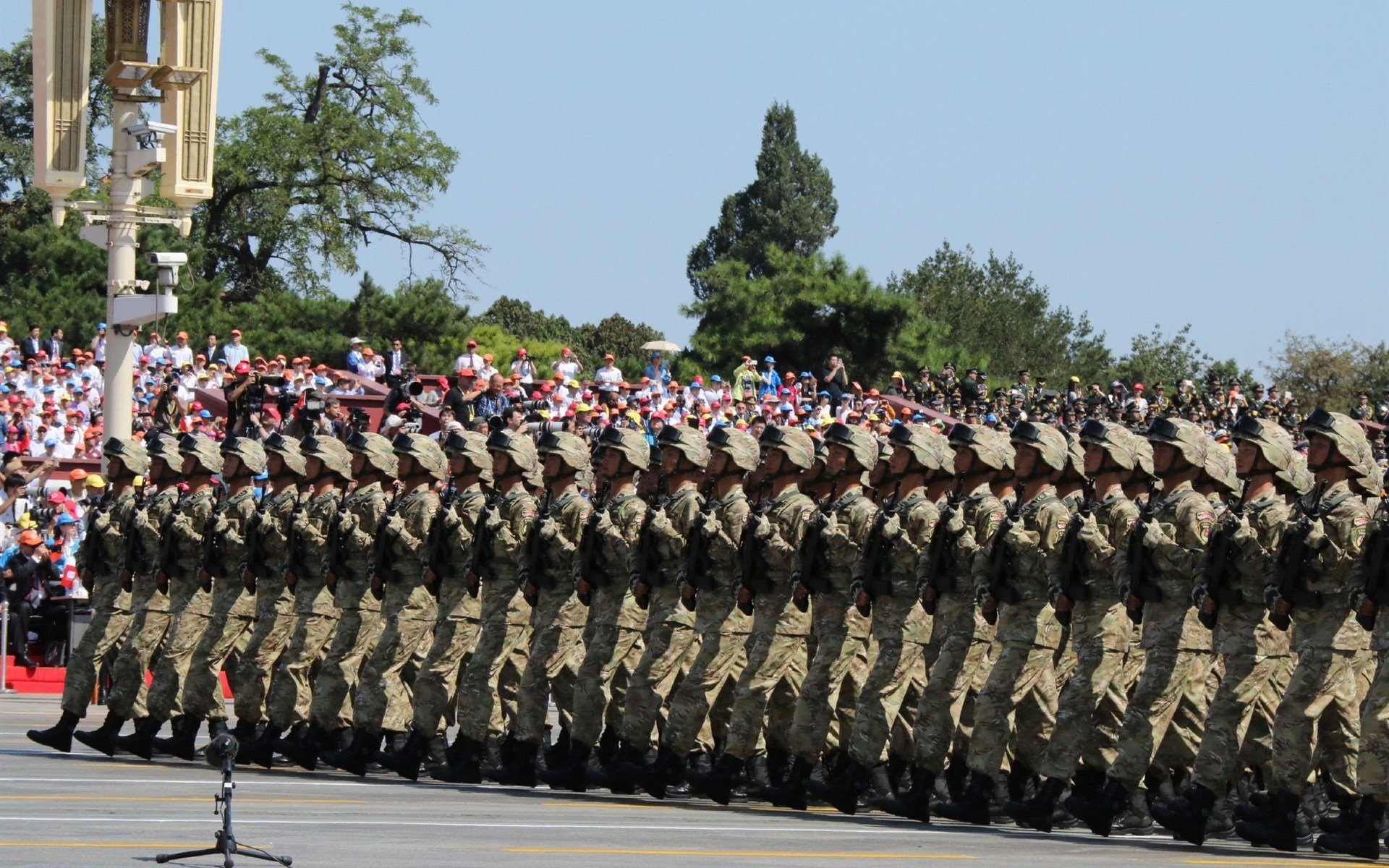 沙漠风暴席卷北欧，铁腰之夜震撼世界，足球的冷门与荣耀